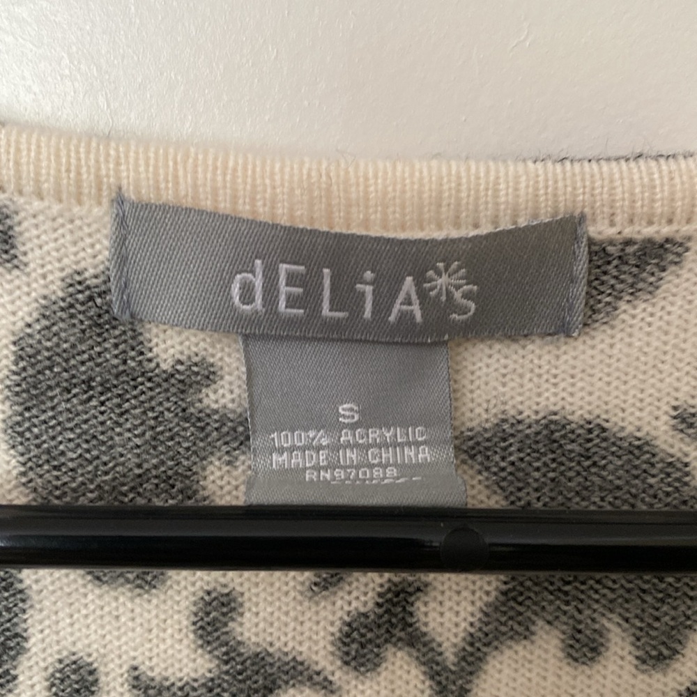 Delia’s sweater - Picture 2 of 9